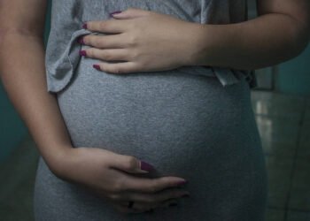 Meninas de até 14 anos deram à luz 232 mil bebês no Brasil – 25/03/2025 – Equilíbrio e Saúde