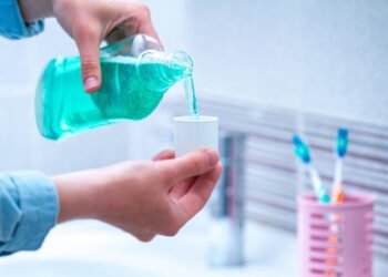 Entenda para que serve o enxaguante bucal – 20/03/2025 – Equilíbrio