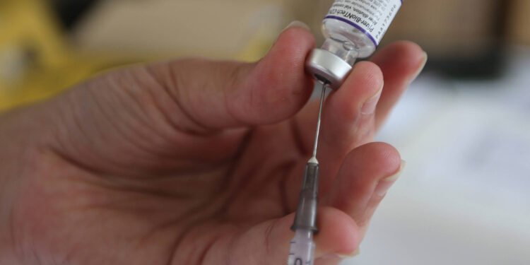 Por que não tem vacinas contra Covid na rede particular? – 12/03/2025 – Equilíbrio e Saúde