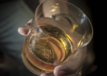 Como a bebida alcoólica está se tornando ‘o novo cigarro’ – 25/03/2025 – Equilíbrio e Saúde