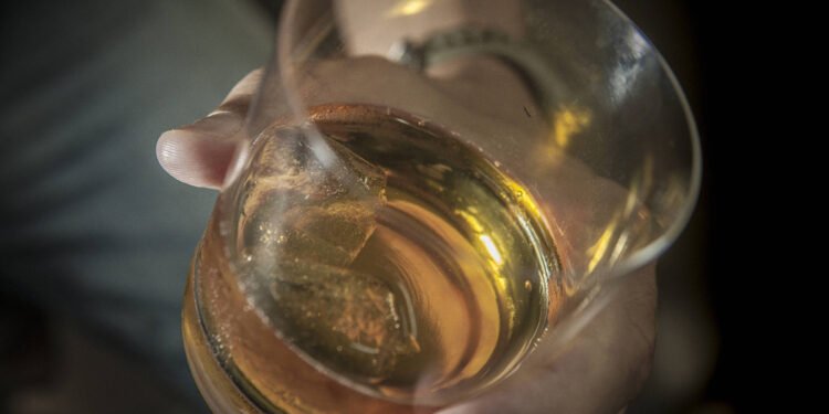 Como a bebida alcoólica está se tornando ‘o novo cigarro’ – 25/03/2025 – Equilíbrio e Saúde