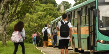 Censo: 26,7% dos alunos de 15 a 17 anos está atrasado – 26/02/2025 – Educação