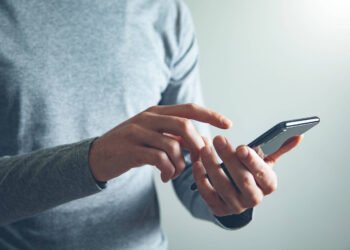 Dependência digital chega à terceira idade – 06/03/2025 – Educação