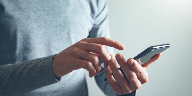 Dependência digital chega à terceira idade – 06/03/2025 – Educação