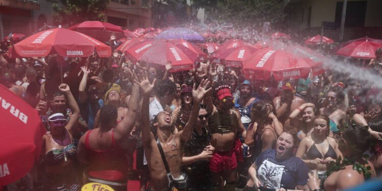 Foliões do país vão enfrentar muito calor no Carnaval 2025 – 28/02/2025 – Cotidiano