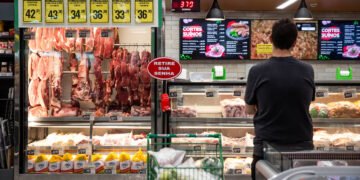 Ganho de trabalhador mais pobre supera inflação da comida – 15/03/2025 – Mercado