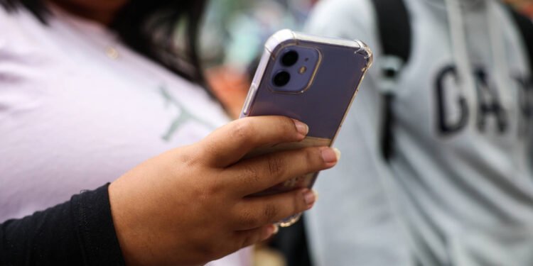 Petição tem 1,5 milhão contra veto de celular nas escolas – 05/02/2025 – Educação