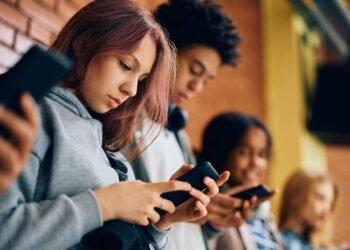 Proibir celular nas escolas não melhora notas ou bem-estar – 05/02/2025 – Educação