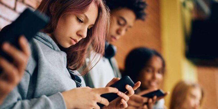 Proibir celular nas escolas não melhora notas ou bem-estar – 05/02/2025 – Educação