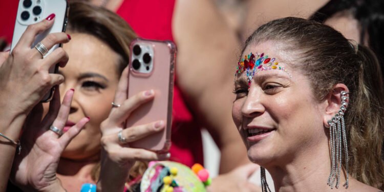 Carnaval: proteja seu celular de golpes e furtos – 21/02/2025 – Tec