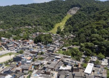 Risco de deslizamento guia rotina de comunidade em Guarujá – 08/03/2025 – Ambiente