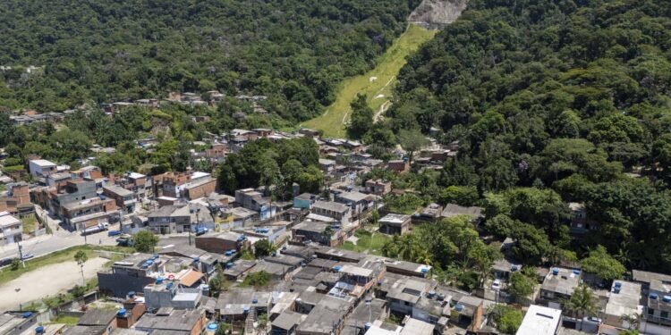 Risco de deslizamento guia rotina de comunidade em Guarujá – 08/03/2025 – Ambiente