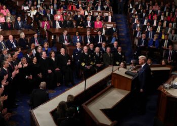 EUA: Trump acentua polarização frente a oposição democrata – 10/03/2025 – Mundo