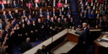 EUA: Trump acentua polarização frente a oposição democrata – 10/03/2025 – Mundo