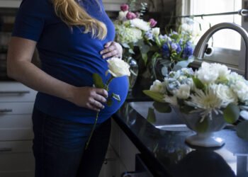 Depressão pós-parto pode apresentar alterações na gravidez – 06/03/2025 – Equilíbrio