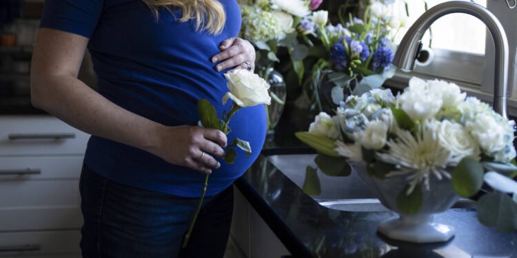 Depressão pós-parto pode apresentar alterações na gravidez – 06/03/2025 – Equilíbrio