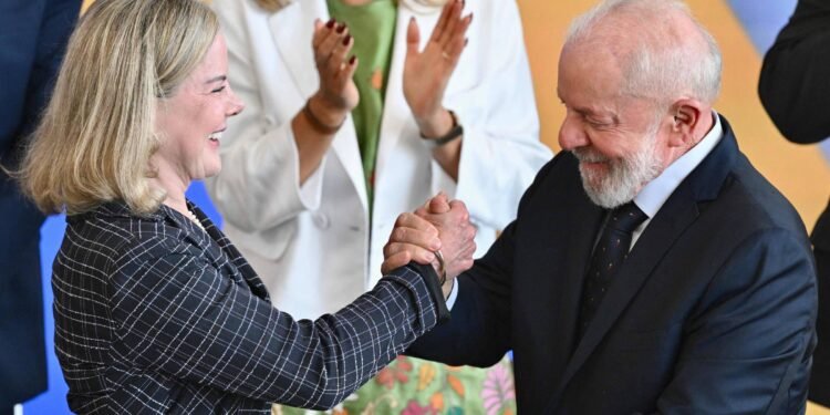 Posse de Gleisi tem presença de centrão e oposição a Lula – 10/03/2025 – Painel