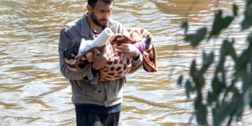 Vídeo: Testemunhas relatam caos e fila para fugir da Síria – 12/03/2025 – Mundo