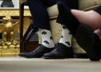 Trump se distrai com meias de Vance em homenagem à Irlanda – 13/03/2025 – Mundo