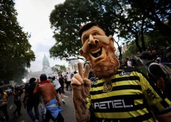 Milei propõe PL que criminaliza torcidas organizadas – 17/03/2025 – Mundo