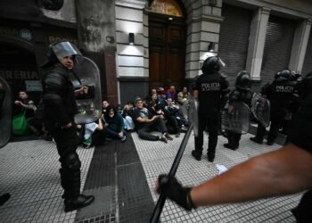 Argentina: Brasileiro é detido em marcha de aposentados – 13/03/2025 – Mercado