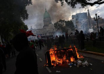 Protesto de aposentados contra Milei escala para confronto – 12/03/2025 – Mercado
