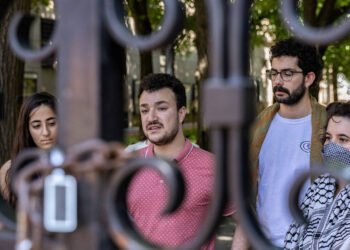 Manifestantes são presos em ato na Trump Tower contra a detenção de estudante de Columbia; veja vídeo – 13/03/2025 – Mundo