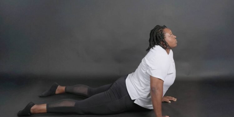 5 exercícios de alongamento para desacelerar após o treino – 13/03/2025 – Equilíbrio