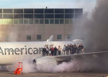 EUA: Avião da American Airlines pega fogo em aeroporto – 13/03/2025 – Mundo