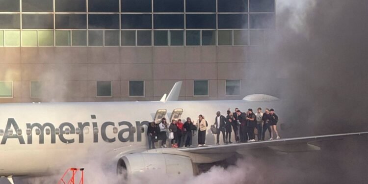 EUA: Avião da American Airlines pega fogo em aeroporto – 13/03/2025 – Mundo