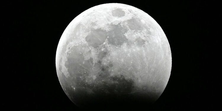 Veja fotos do eclipse lunar total desta sexta-feira (14) – 14/03/2025 – Ciência