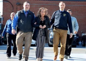 Homem põe fogo em casa da madrasta depois de 20 anos preso – 14/03/2025 – Mundo