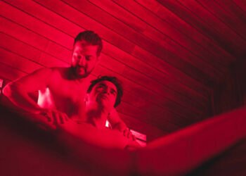 Beleza Fatal causa furor em sauna gay e interrompe pegacão – 21/03/2025 – Ilustrada