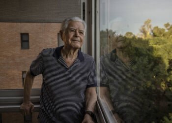 Argentino de 97 anos reúne ‘noventões’ para falar da vida – 23/03/2025 – Equilíbrio