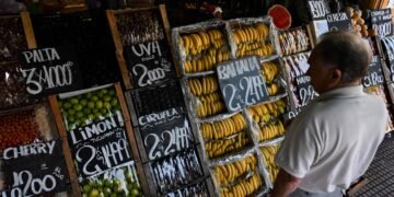 Inflação mensal da Argentina sobe para 2,4% em fevereiro – 14/03/2025 – Mercado