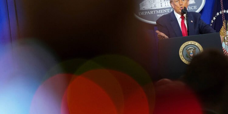 Trump chama veículos de imprensa críticos a ele de ilegais – 14/03/2025 – Mundo