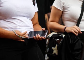 Alunos saem com celular na mão no 1º dia de veto em SP – 03/02/2025 – Educação