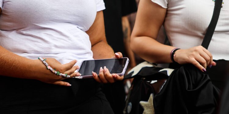 Alunos saem com celular na mão no 1º dia de veto em SP – 03/02/2025 – Educação