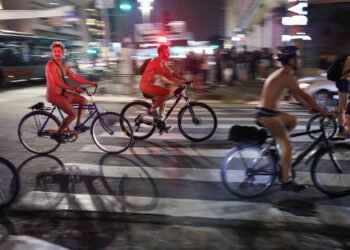 Ciclistas pedalam nus em SP por mais segurança no trânsito – 16/03/2025 – Cotidiano