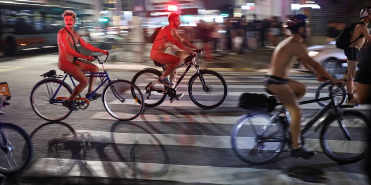 Ciclistas pedalam nus em SP por mais segurança no trânsito – 16/03/2025 – Cotidiano