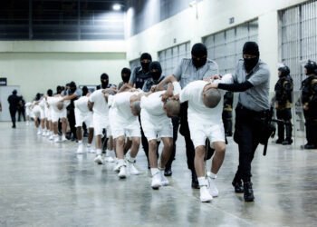 Trump volta a desafiar Justiça com voos de deportação – 17/03/2025 – Mundo