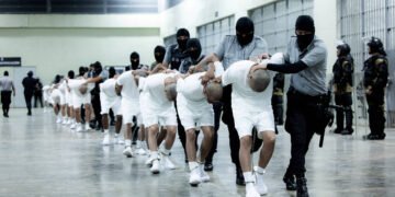 Trump volta a desafiar Justiça com voos de deportação – 17/03/2025 – Mundo