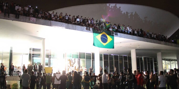 Anos 2010 tiveram ‘revoluções perdidas’, diz livro – 23/03/2025 – Mundo