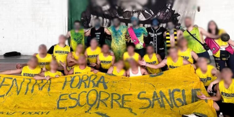 Santa Marcelina: Alunos usam faixa com alusão a estupro – 18/03/2025 – Educação