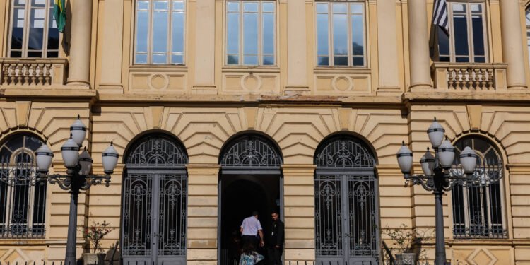 SP: Professores do estado aprovam greve a partir de 25/4 – 21/03/2025 – Educação