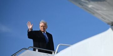 Trump desmantela órgão que fiscaliza repressão a migrantes – 21/03/2025 – Mundo