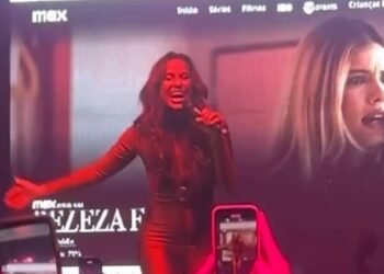 Camila Pitanga assiste final de ‘Beleza Fatal’ com fãs – 21/03/2025 – Televisão