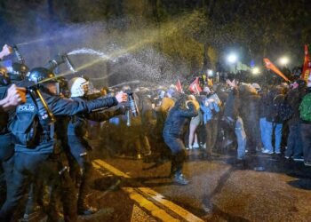 Vídeo: Turquia detém 343 em atos contra prisão do prefeito – 22/03/2025 – Mundo