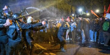 Vídeo: Turquia detém 343 em atos contra prisão do prefeito – 22/03/2025 – Mundo