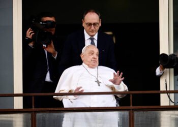 Vídeo: Papa Francisco acena a fiéis e recebe alta – 23/03/2025 – Mundo